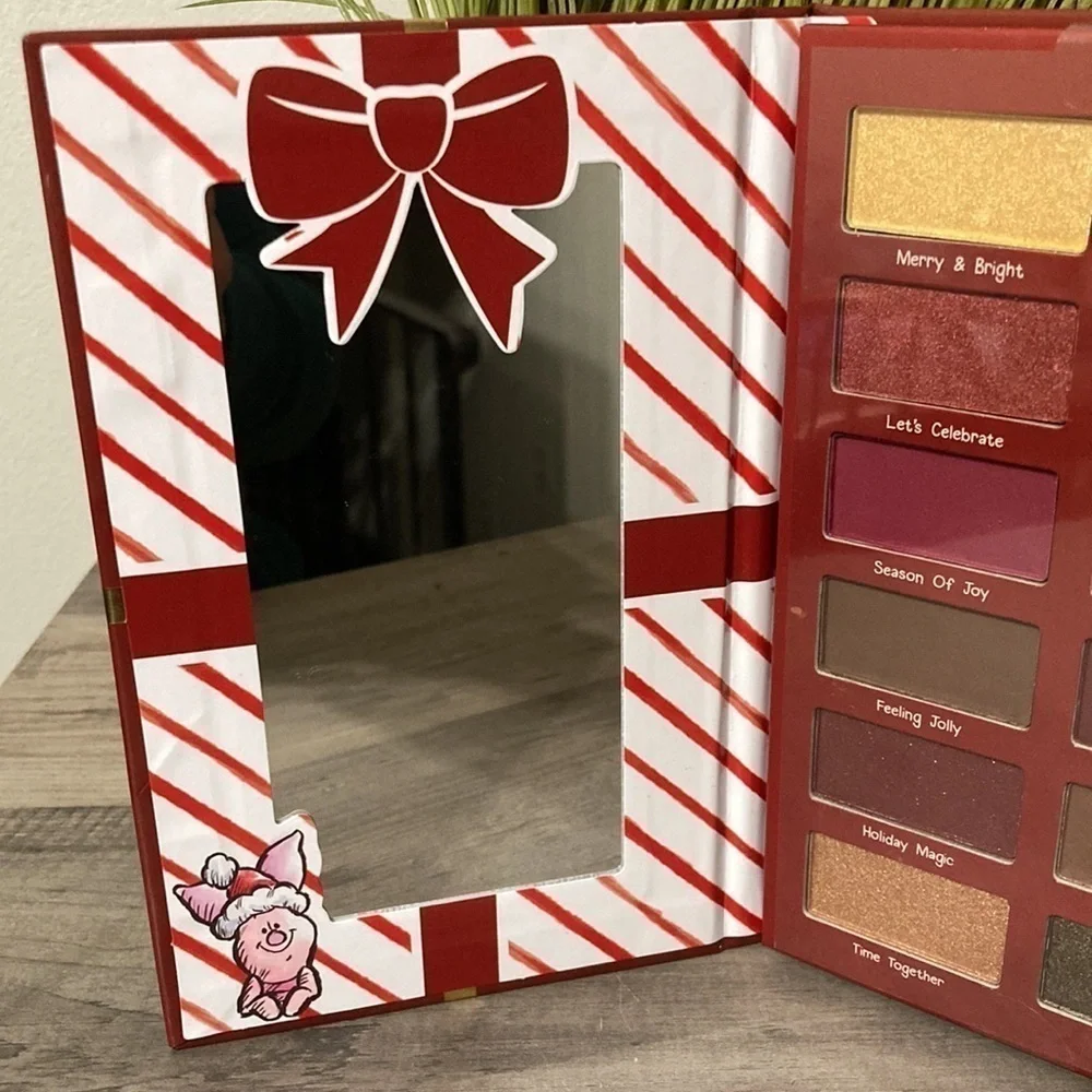 WINNIE THE POOH EYESHADOW CHRISTMAS HOLIDAY PALLETTE with MIRROR